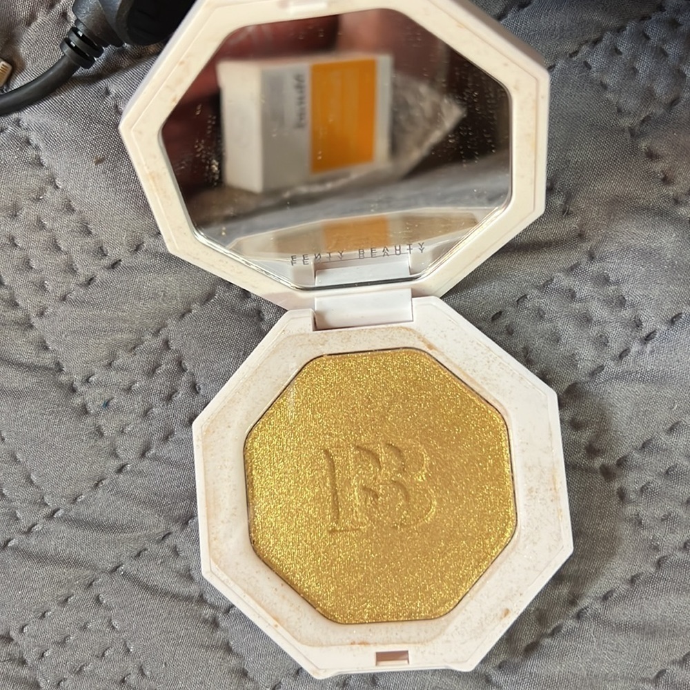 Fenty Highlighter​​​​ - Picture 2 of 3